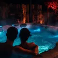 Couple profitant du jacuzzi privatif de la love room FireSens en Haute-Saône lors du lancement du nouveau site internet