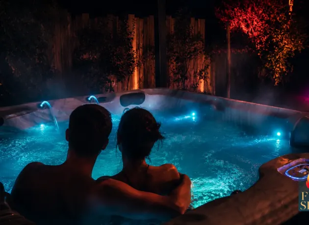Couple profitant du jacuzzi privatif de la love room FireSens en Haute-Saône lors du lancement du nouveau site internet