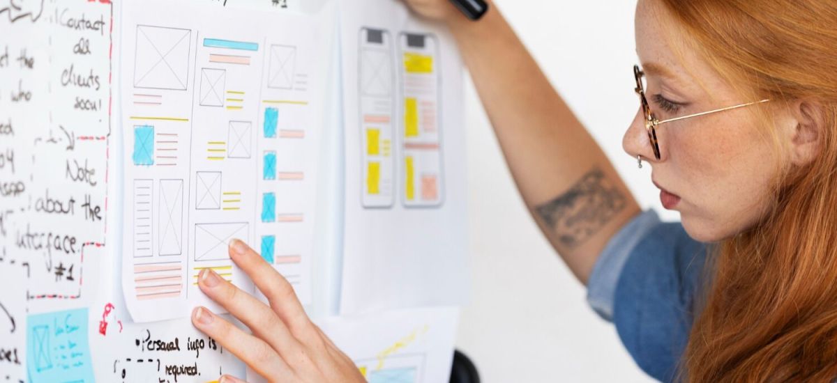 Chef d'entreprise de Vesoul planifiant sa stratégie digitale 2026 avec des objectifs marketing et SEO locaux